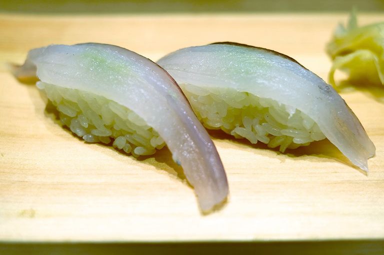 Detailaufnahme von Aka Yagara Nigiri, fein drapiert auf gepresstem Sushi-Reis