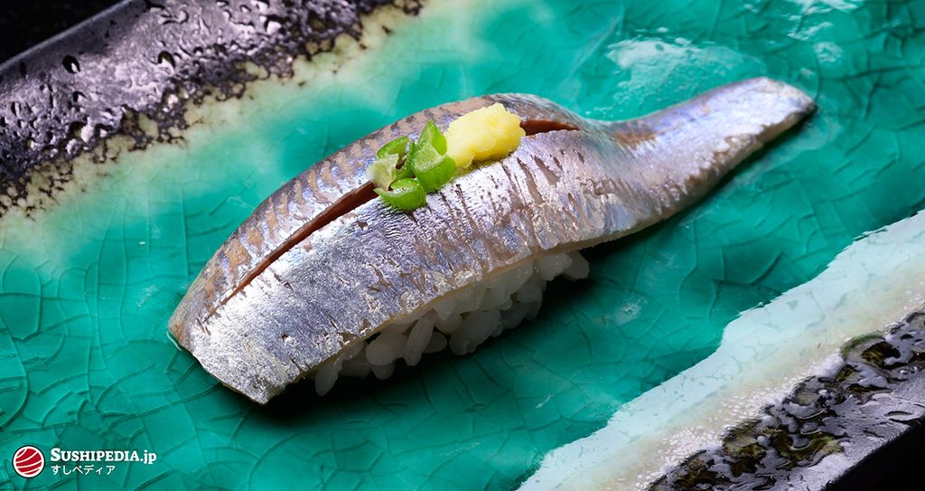 Sardinen Nigiri Sushi mit Beilagen auf Keramikplatte - Sushipedia