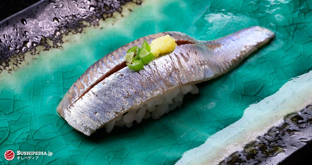 Sardinen Nigiri Sushi mit Beilagen auf Keramikplatte - Sushipedia