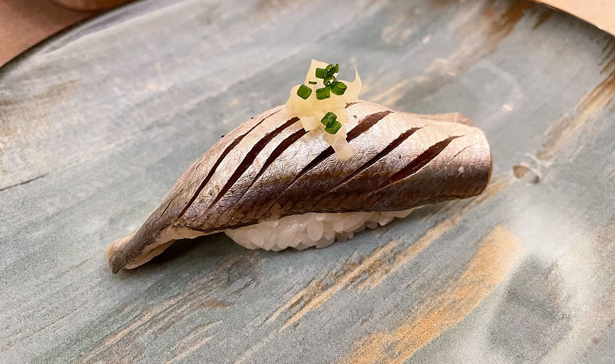 Handgeformtes Sushi (nigiri-zushi) für das eine europäische Sardine ( nishi-iwashi) als Zutat diente.