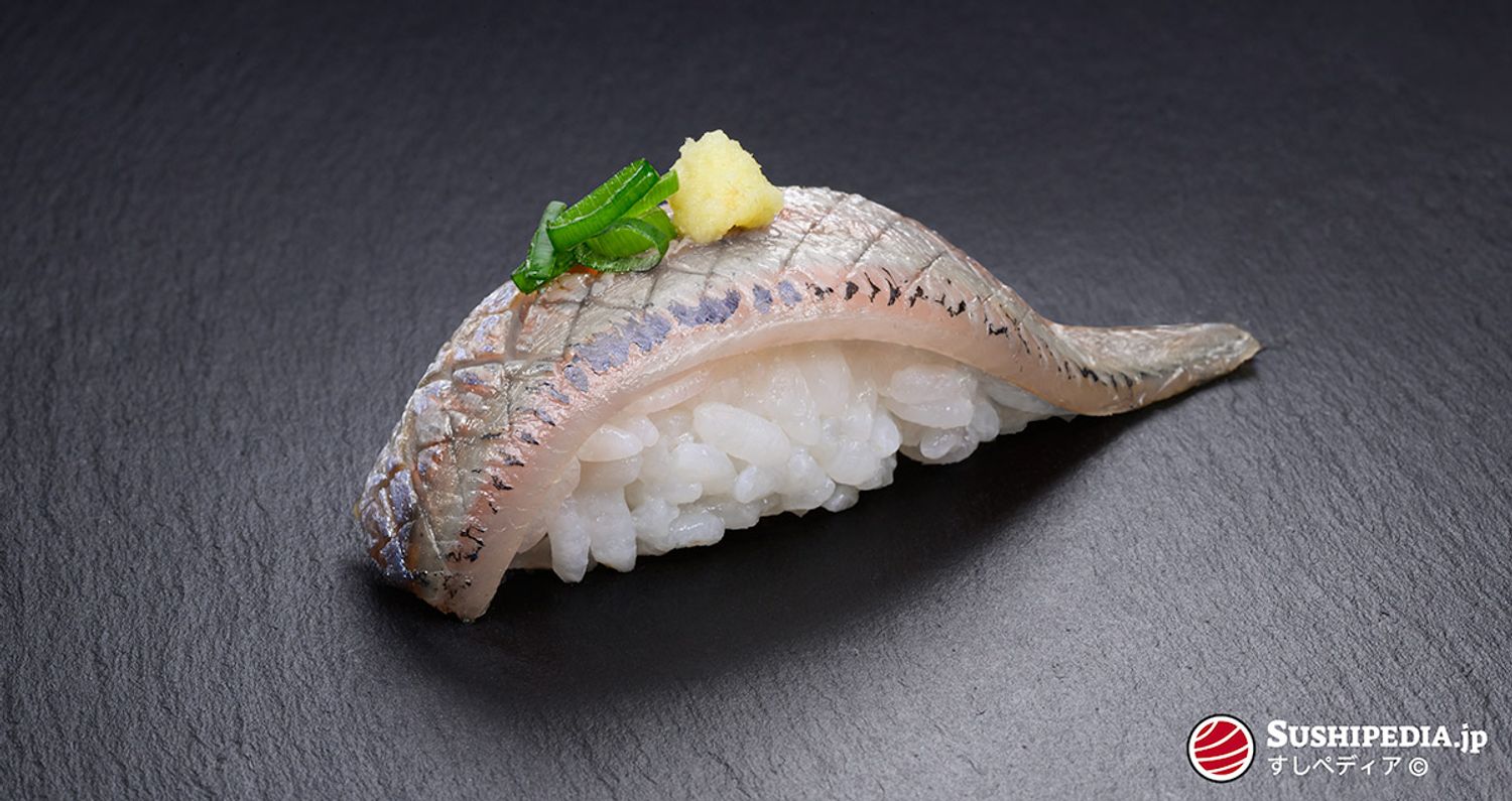 Foto eines frisch zu bereiteten Sushi (nigiri sushi) mit der Zutat, die den japanischen Namen Iwashi trägt.