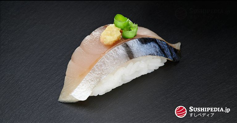 Foto eines frisch zu bereiteten Sushi (nigiri sushi) mit der Zutat, die den japanischen Namen Saba trägt.