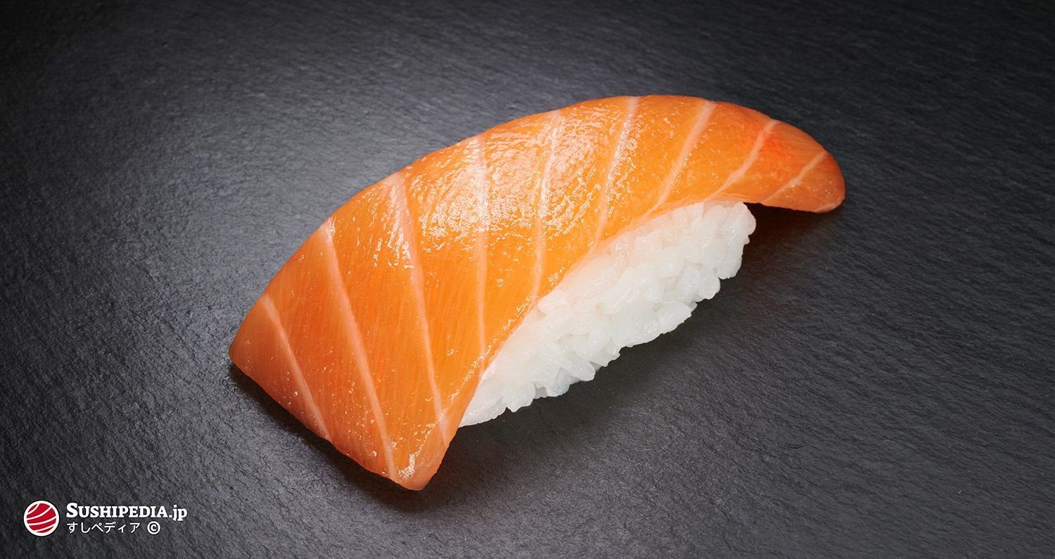 Foto eines frisch zu bereiteten Sushi (nigiri sushi) mit der Zutat, die den japanischen Namen Sake oder Samon trägt.