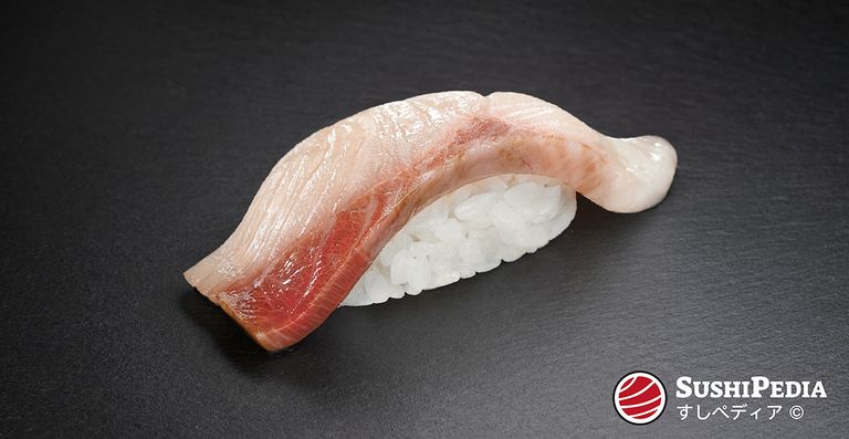Foto eines frisch zu bereiteten Sushi (nigiri sushi) mit der Zutat, die den japanischen Namen Hamachi trägt.