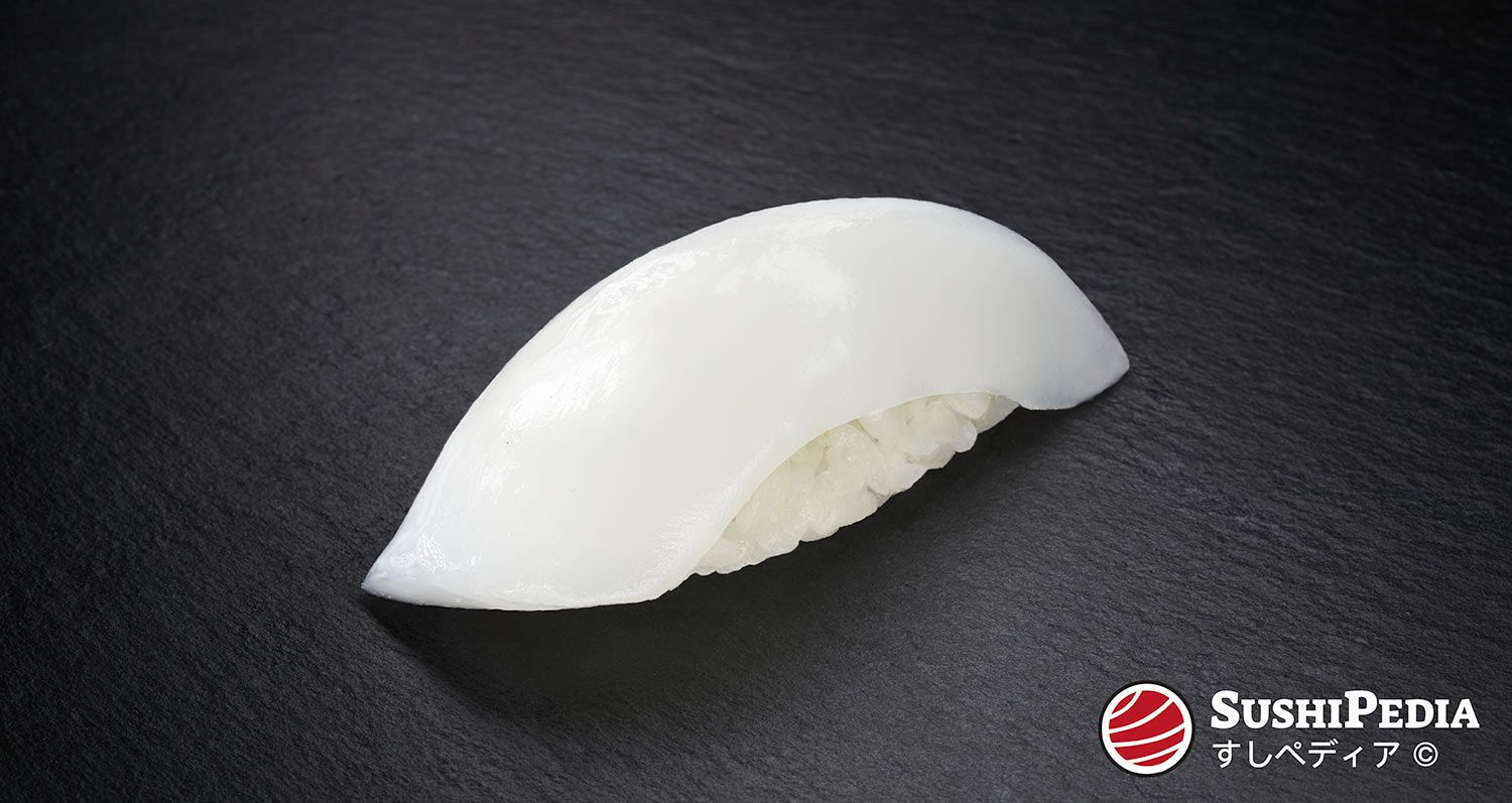 Foto eines frisch zu bereiteten Sushi (nigiri sushi) mit der Zutat, die den japanischen Namen Ika trägt.