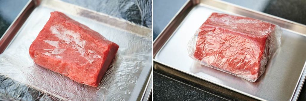 Zwei Bilder von gefrorenem Thunfisch auf einem Metalltablett. Links ist der Thunfisch mit Dehydrationsfolie umwickelt, um den Auftauprozess zu optimieren. Rechts zeigt den gleichen Thunfisch nach dem Auftauen, immer noch in der Folie, um die Qualität und Frische zu bewahren. Ideal für die Zubereitung von Sushi und Sashimi.