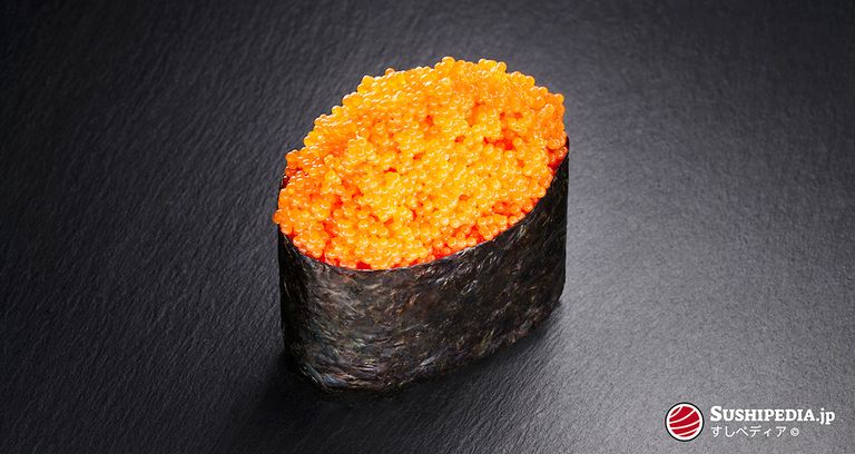 Foto eines frisch zubereiteten Sushi (gunkan sushi) mit der Zutat, die den japanischen Namen Tobiko trägt.