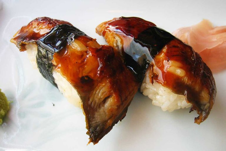 Zwei Stücke Aal (Unagi) Sushi auf einem Teller.
