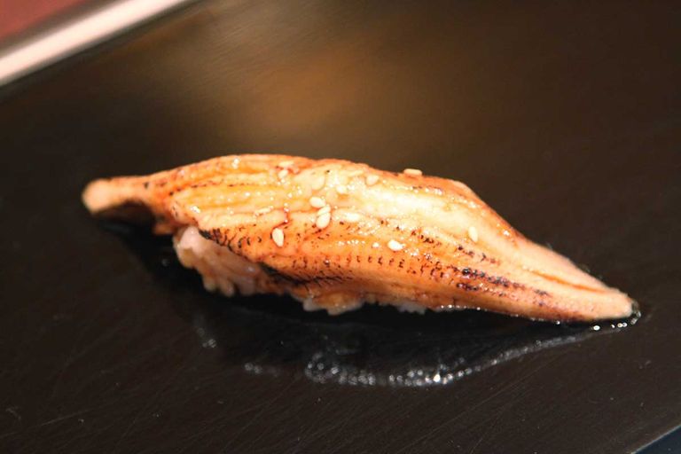 Aal (Unagi) Sushi auf einem Teller.