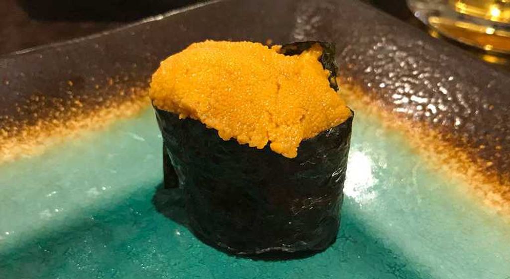 Ein Gunkan Maki, das mit Seeigel gefüllt ist.