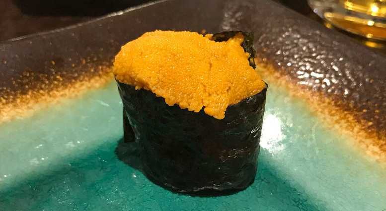 Ein Gunkan Maki, das mit Seeigel gefüllt ist.