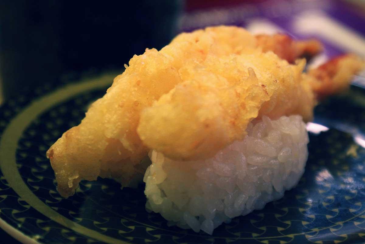 Gebratene Garnelen-Sushi auf einem Teller. 
				Jere Samuli Perttula. 
				tempura ebi sushi. 
				flickr.com. 
				Attribution 2.0 Generic (CC BY 2.0). 
				