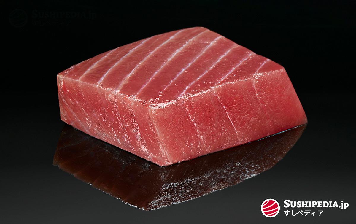 Lean tuna meat (jap. maguro akami) is cut into blocks (jap. saku) for the preparation of sushi or sashimi