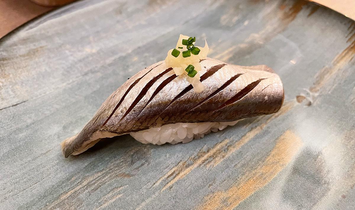 Handgeformtes Sushi (nigiri-zushi) für das eine europäische Sardine ( nishi-iwashi) als Zutat diente. 
				D. Schilder. 
				Nishi Iwashi Sushi. 
				
				copyrighted ©. 
				