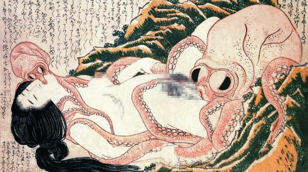 Fotografische Reproduktion des Werkes von Hokusai aus „Traum der Fischerfrau“ (蛸と海女). Es zeigt eine Frau im Liebesspiel mit zwei Kraken.