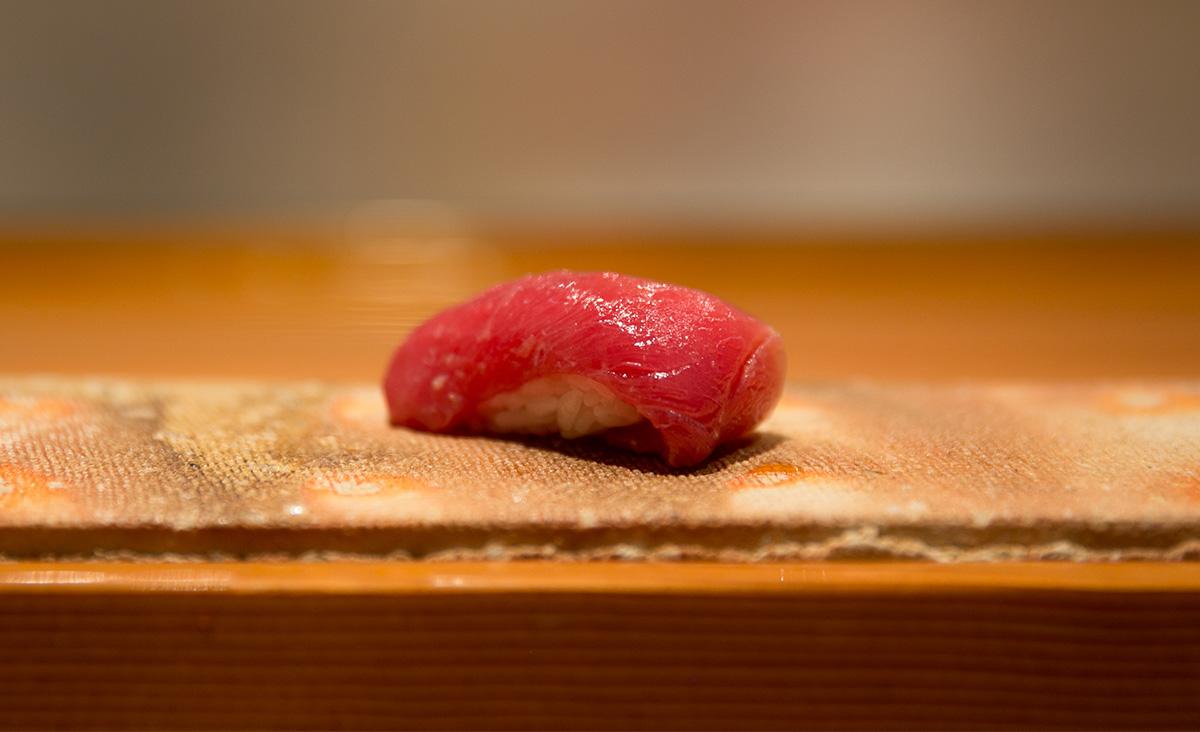 Thunfisch Sushi das in Alkohol (sake) eingelegt wurde. 
				City Foodsters. 
				Maguro marinated in sake. 
				flickr.com. 
				Attribution 2.0 Generic (CC BY 2.0). 
				