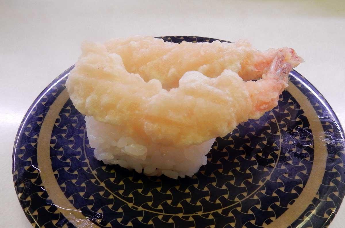 Zwei Ebi Nigiri Sushi auf einem Teller. 
				Mikkabie. 
				日本語: エビ天の握り. 
				Wikimedia Commons. 
				Attribution-ShareAlike 4.0 International (CC BY-SA 4.0). 
				