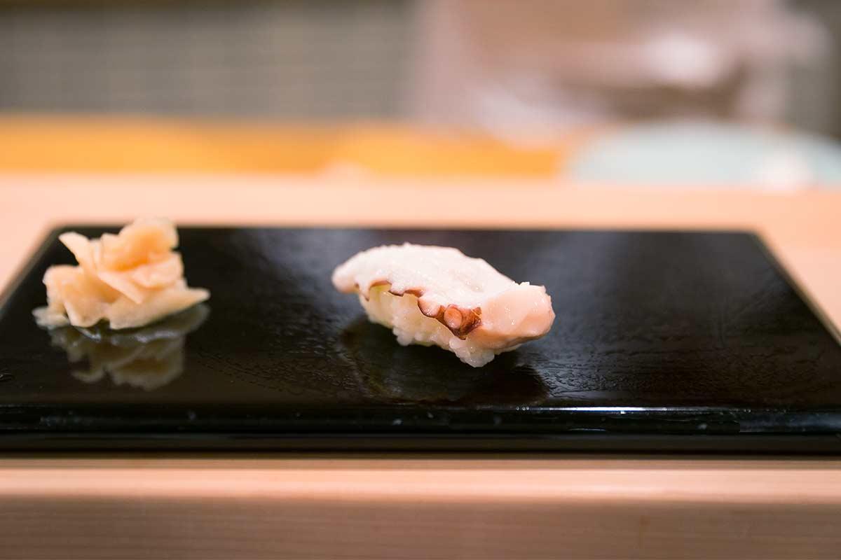 Oktopus-Sushi auf einem Teller. 
				City Foodsters. 
				Tako (octopus) - Sukiyabashi Jiro, Tokyo, JP. 
				flickr.com. 
				Attribution 2.0 Generic (CC BY 2.0). 
				