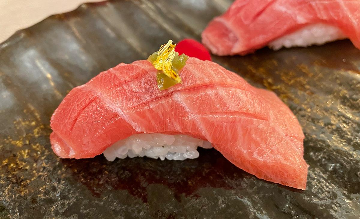 Handgeformtes Sushi (nigiri-zushi), bei dem das Fleisch eines roten Thun (taiseiyou-kuro-maguro) als Zutat dient. 
				D. Schilder. 
				Toro Maguro Sushi. 
				
				copyrighted ©. 
				